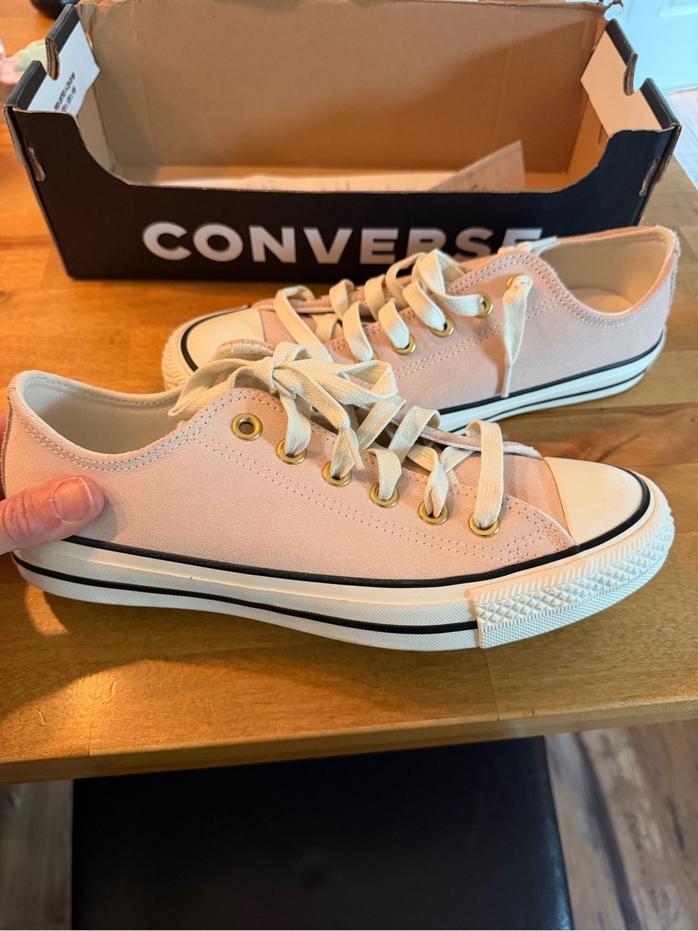 Converse women’s size 8 low top sneakers light pink